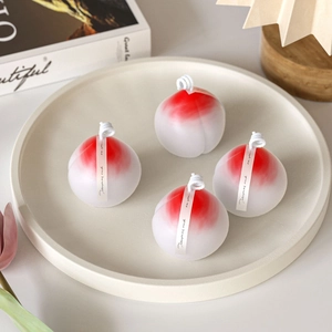 Lot de quatre bougies parfumées en forme de pêche 3D avec dégradé rouge sur plateau