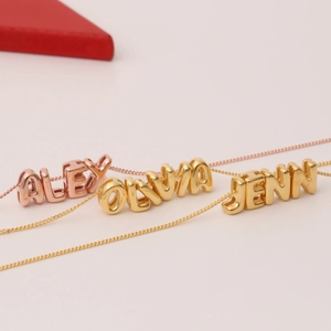 Dettaglio di collane personalizzate in oro e oro rosa con i nomi ALEX, OLIVIA e JENN