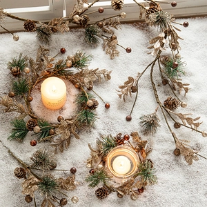 Couronne de Noël dorée et guirlande de pins scintillante sur fond de neige blanche