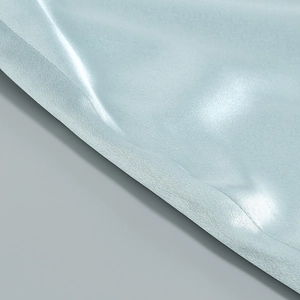 Vue macro détaillée de la texture satinée bleu clair avec une finition lisse et brillante