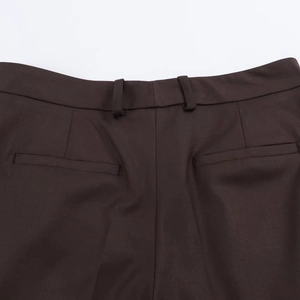 Détail du pantalon de costume marron foncé avec poches passepoilées et passants de ceinture