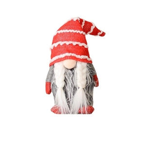 Gnome de Noël avec bonnet rayé rouge et blanc et longue barbe blanche sur fond blanc