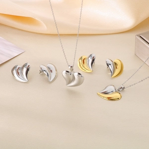 Schmuckset aus 18K vergoldetem Edelstahl mit 3D-Herz-Halskette und passenden Ohrringen