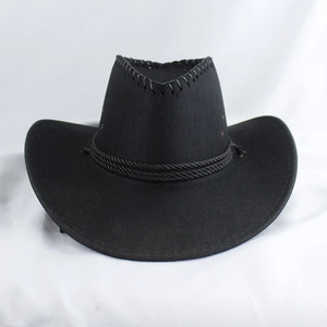 Détail du chapeau de cowboy noir avec large bord et triple décoration de corde tressée