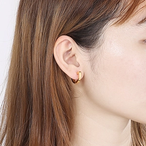 Minimalist gold D-shaped geometric hoop earrings in polished titanium steel on model