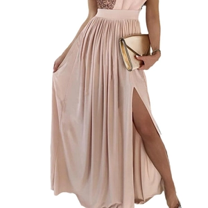 Detail der Paillettenstickerei und Champagner-Satin-Kleid mit hohem Schlitz
