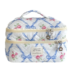 Trousse de maquillage double couche en coton matelassé avec fleurs et nœuds roses