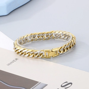 Détail d'un bracelet gourmette bicolore or et argent avec un fermoir à boîte carrée