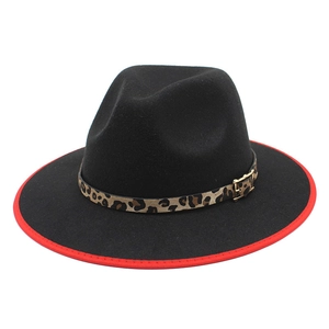 Klassischer schwarzer Fedora-Hut mit rotem Rand und Leopard-Band mit Metallschnalle