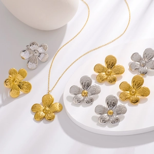 Parure florale en acier inoxydable plaqué or 18 carats avec finition métal martelé