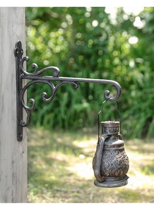 Nahaufnahme von Vintage-Gusseisen-Wandhaken mit Schnörkeltextur für die Gartenhängung