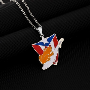 Détail du pendentif drapeau de Porto Rico avec guitare et grenouille coquí sur chaîne argent