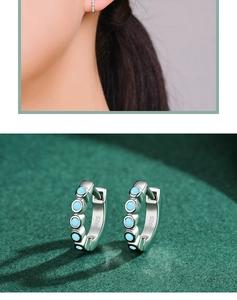 Gros plan sur les créoles en argent S925 serties de petites pierres turquoise