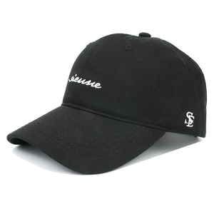 Détail de la broderie Rienne et du logo SF sur casquette en coton noir à large bordure