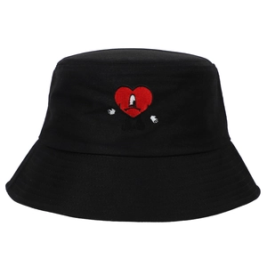 Cappello a secchiello in cotone nero con ricamo a cuore rosso distintivo e design classico