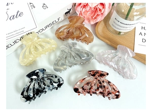 Detailed set of 6 acetate claw clips in amber, marble, and tortoiseshell patterns