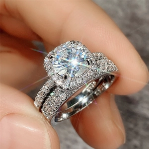 Sparkling S925 sterling silver halo engagement ring set with round cubic zirconia