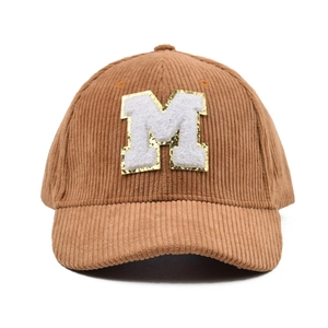 Braune Cord-Baseballkappe mit M-Buchstabenstickerei und goldenen Pailletten