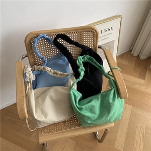 Dettaglio borse hobo in nylon con tracolle a pieghe disponibili in quattro colori delicati