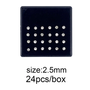 Primer plano de 24 piercings de nariz con cristal de 2,5mm en una caja de exhibición