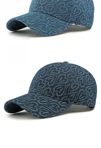Détail de la casquette en denim bleu avec motifs de cœurs blancs et coutures précises