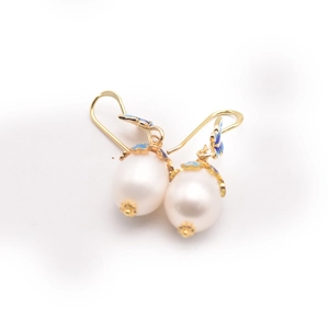 Elegantes pendientes de perlas naturales barrocas con flores de esmalte azul y oro