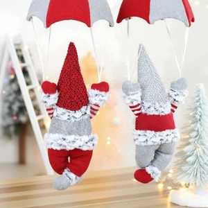 Weihnachtswichtel am Fallschirm als festliche Dekoration für Geschäfte