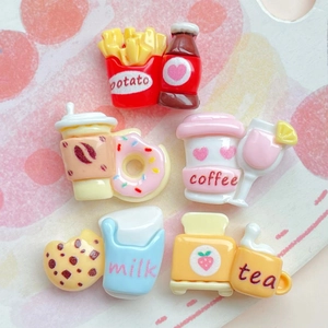 Vista piatta di ciondoli alimentari in miniatura in resina con patatine, caffè e biscotti DIY