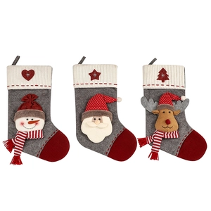 Trois chaussettes de Noël festives avec appliques 3D du Père Noël, bonhomme de neige et renne