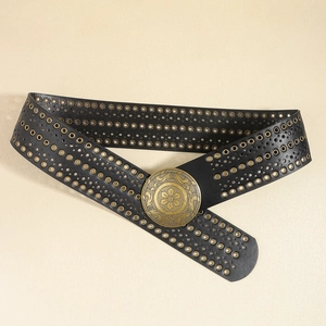 Details des schwarzen Boho-PU-Gürtels mit runder Bronzeschnalle und Metallösen
