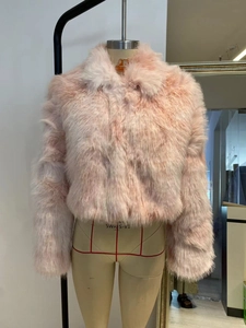 Détail de la texture douce en fausse fourrure rose et blanche pour femme