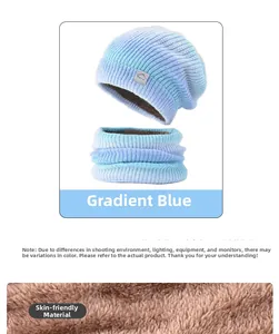 Gros plan du bonnet tricoté bleu dégradé avec doublure en polaire douce et logo
