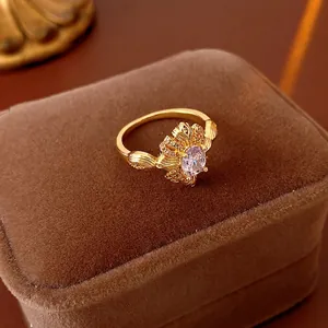 Vintage Goldring mit ovalem lila Edelstein und Zirkonblumen auf Samtkästchen