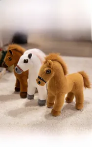 Détails de peluches de chevaux marron et blanc avec brides sur un tapis moelleux