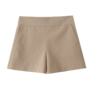 Detailansicht der High-Waist-Shorts mit braunem Karomuster und seitlichen Taschen