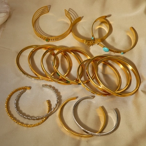 Vintage 18K vergoldete Titanstahl Armreifen mit Zirkonia und Türkisstein für Damen