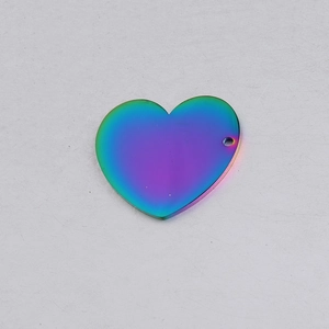 Detail van hartvormige roestvrijstalen hanger met regenboog spiegelafwerking en gat