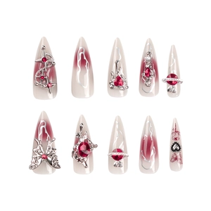 Faux ongles stiletto longs avec dégradé rouge et breloques punk gothiques argent