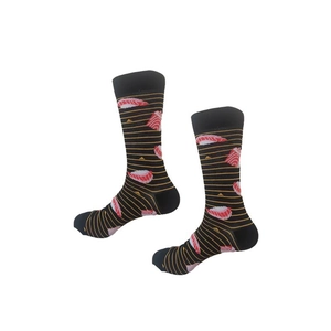 Détail de chaussettes noires à rayures jaunes avec motifs de sushis nigiri au saumon