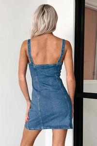 Detailansicht der Rückseite des figurbetonten blauen Denim-Minikleids mit Nahtdetails