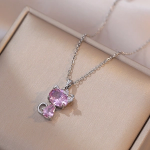 Halskette mit Katzenanhänger aus rosa Edelstein und Silber-Titanstahl-Kette
