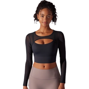 Haut court de yoga noir à manches longues en mesh avec découpe et soutien-gorge