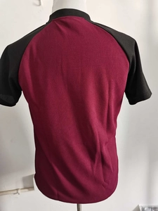 Dettaglio della maglietta bordeaux in maglia a nido d'ape con maniche raglan nere