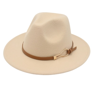 Détail d'un chapeau fedora en feutre beige élégant avec une boucle de ceinture.