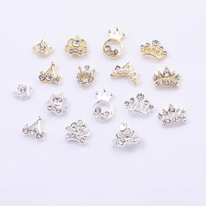 Vue à plat de bijoux d'ongles couronne en alliage avec strass et perles or et argent