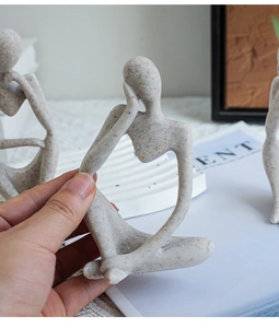 Gros plan d'une figurine humaine abstraite en grès montrant les détails de la texture minérale