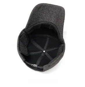Vue interne de la casquette matelassée avec protège-oreilles et doublure noire détaillée