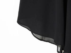 Detailaufnahme des schwarzen Chiffonsaums mit feinen Nähten und leichter Textur