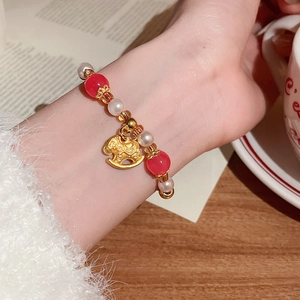 Vue détaillée du bracelet en corde rouge tressée avec perles de cristal et pendentif cheval