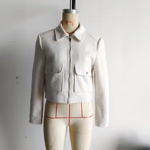 Détails de veste courte en tweed blanc avec fermeture éclair et poches à rabat